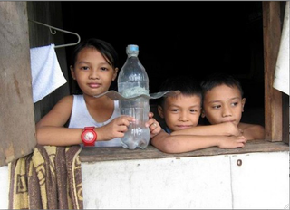 Illustration for article titled 1 Liter of Light Project Illuminates Thousands of Filipino Homes With Recycled Bottles